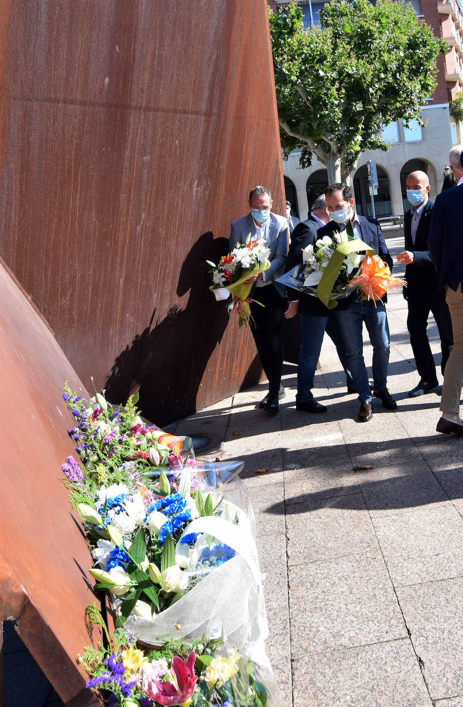 El paseo de El Espolón ha acogido el acto conmemorativo del aniversario del asesinato del concejal popular de Ermua