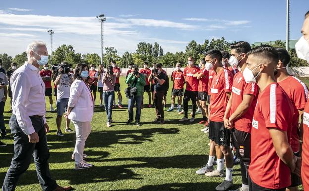 Foto de familia de la plantilla y las autoridades. 