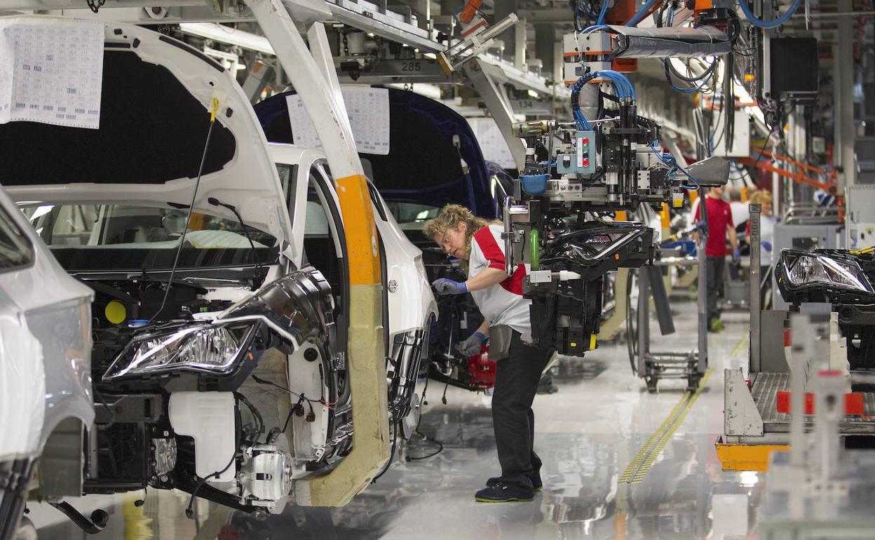 Operarios trabajando en la fábrica de Seat de Martorell.