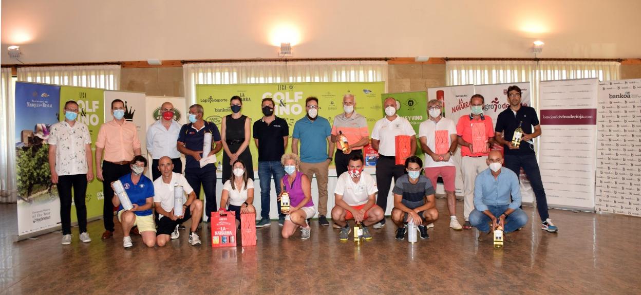 Foto de los ganadores y premiados del torneo Bodegas Marqués de Riscal. Una instantánea que servirá para recordar la pandemia que estamos padeciendo. 