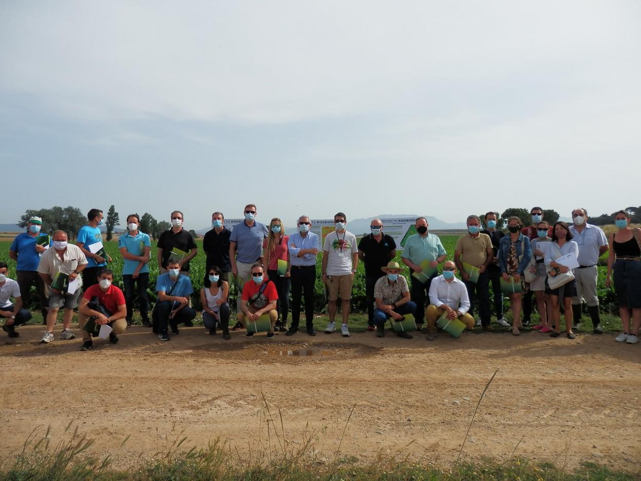 Un grupo de agricultores participó en la jornada técnica que explicó el proyecto.