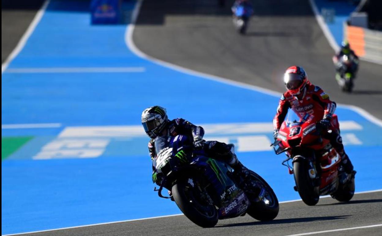 La Yamaha de Maverick Viñales rueda sobre el trazado, con la Ducati de Danilo Petrucci detrás. 