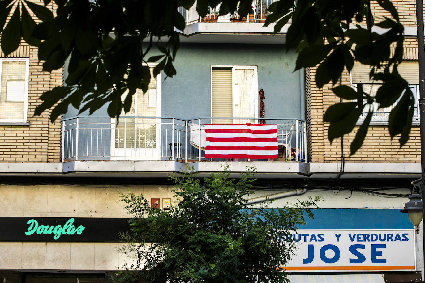 Fotos: Logroño se viste de blanco y rojo pana animar a la UDL