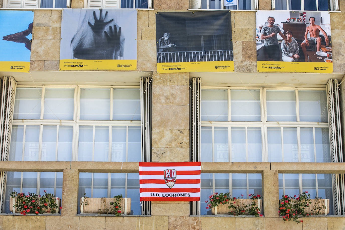 Fotos: Logroño se viste de blanco y rojo pana animar a la UDL