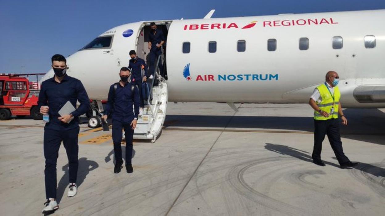 Varios jugadores del Castellón bajan del avión en Málaga. 