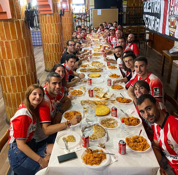 La peña Madrid Blanquirrojo se ha juntado en Madrid para ver el partido