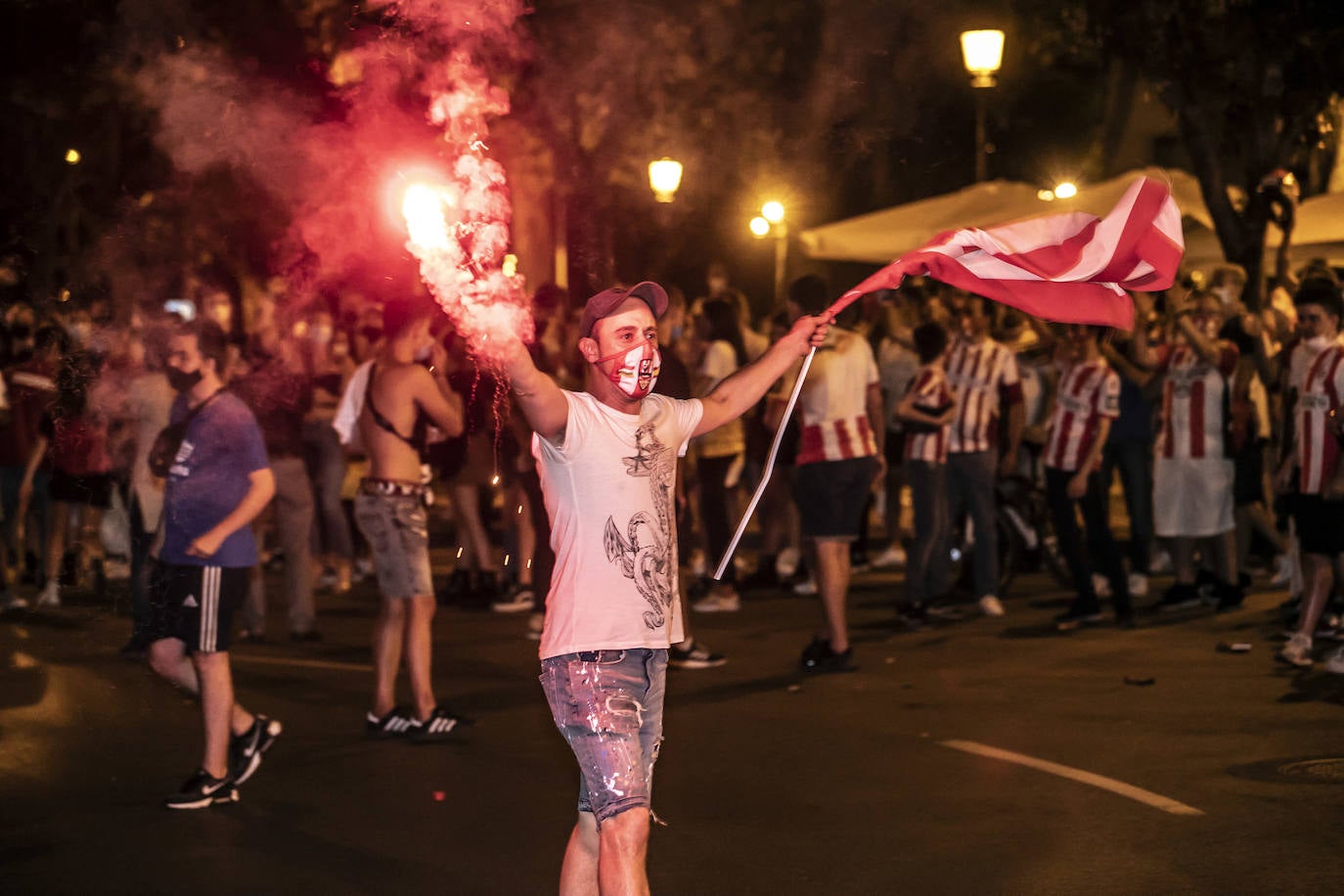 Los aficionados celebran el ascenso del Logroñés