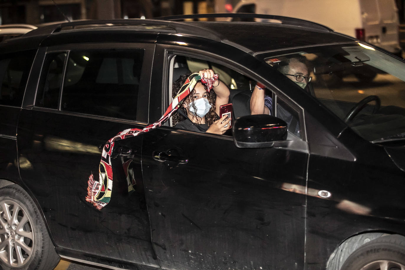 Los aficionados celebran el ascenso del Logroñés