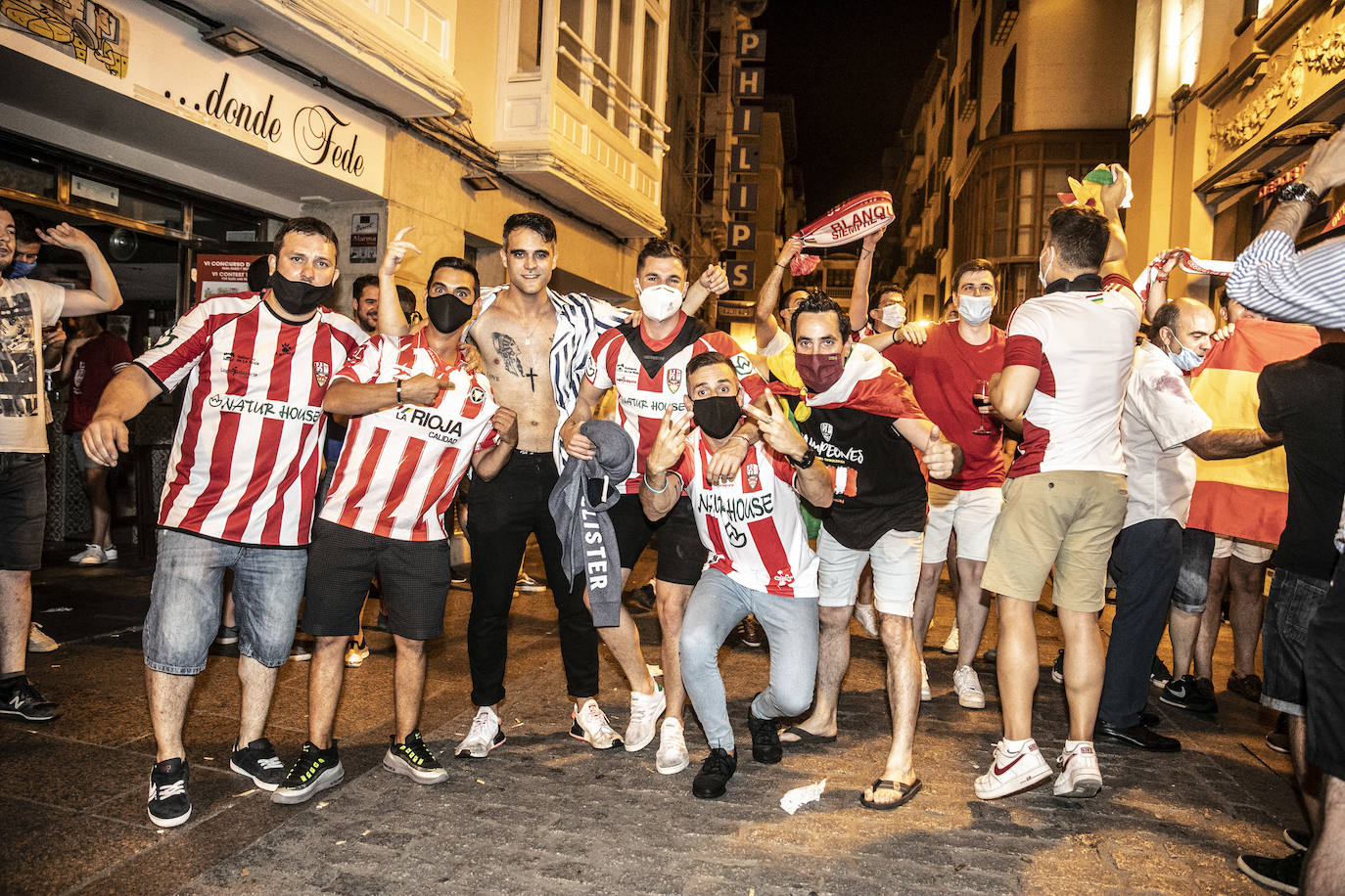 Los aficionados celebran el ascenso del Logroñés