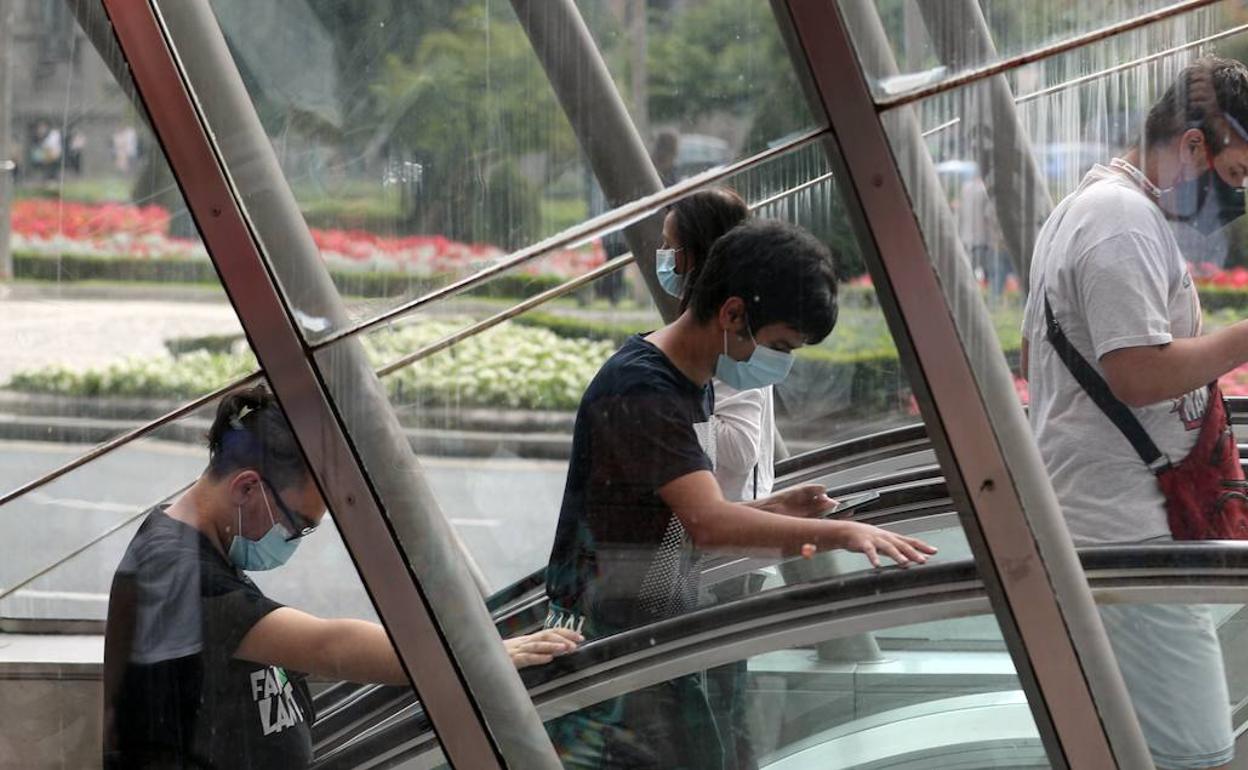 Jóvenes con mascarillas en la Gran Vía de Bilbao.