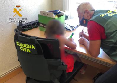 Imagen secundaria 1 - La niña, tras el rescate, y el detenido, con la Guardia Civil.