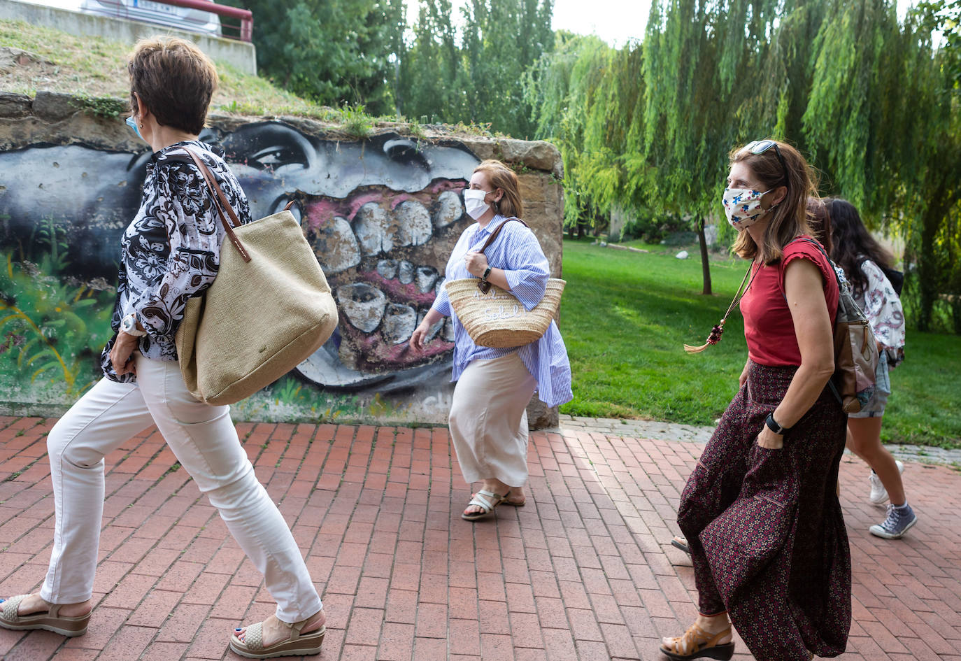 Las visitas guiadas, que tienen lugar entre este viernes y el próximo sábado, 1 de agosto, desvelan los secretos e historias de los murales que decoran el callejero logroñés 