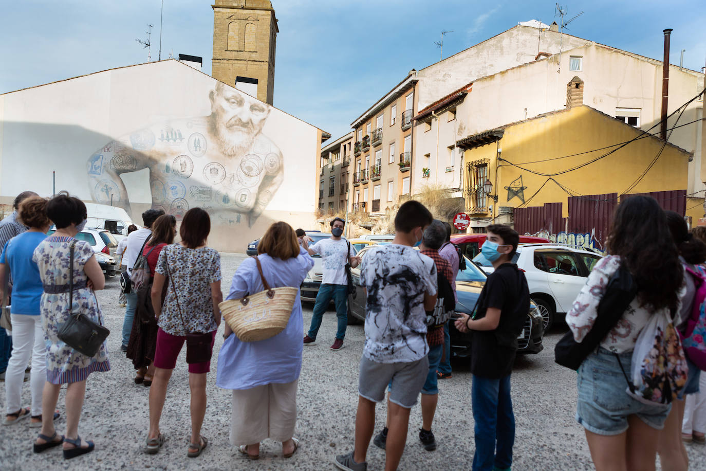 Las visitas guiadas, que tienen lugar entre este viernes y el próximo sábado, 1 de agosto, desvelan los secretos e historias de los murales que decoran el callejero logroñés 