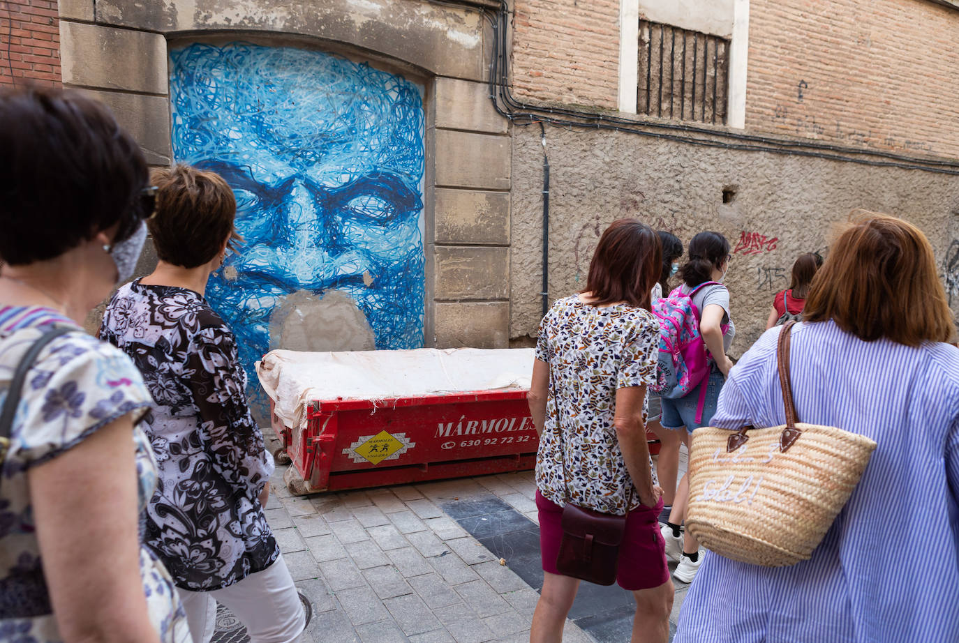 Las visitas guiadas, que tienen lugar entre este viernes y el próximo sábado, 1 de agosto, desvelan los secretos e historias de los murales que decoran el callejero logroñés 