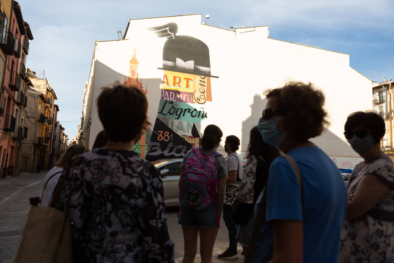 Las visitas guiadas, que tienen lugar entre este viernes y el próximo sábado, 1 de agosto, desvelan los secretos e historias de los murales que decoran el callejero logroñés 