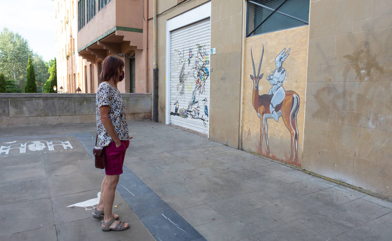 Las visitas guiadas, que tienen lugar entre este viernes y el próximo sábado, 1 de agosto, desvelan los secretos e historias de los murales que decoran el callejero logroñés 