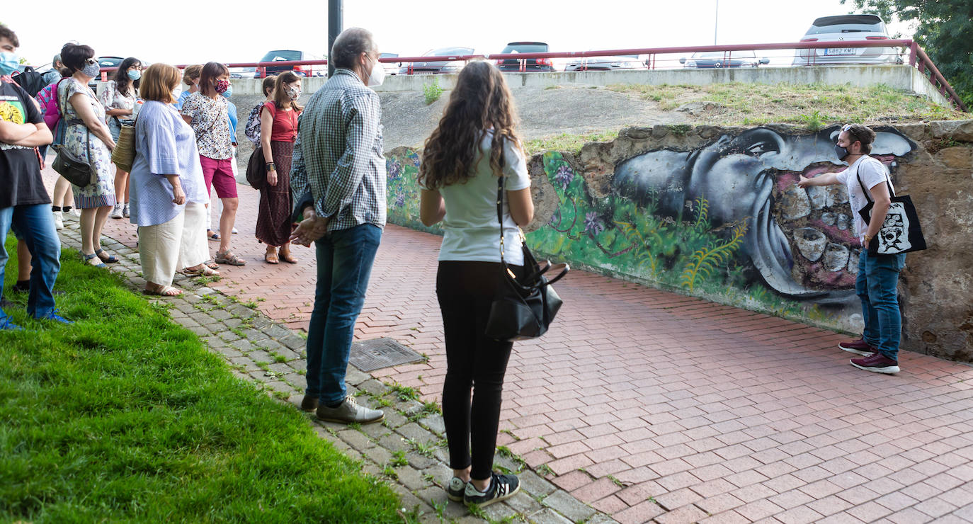 Las visitas guiadas, que tienen lugar entre este viernes y el próximo sábado, 1 de agosto, desvelan los secretos e historias de los murales que decoran el callejero logroñés 