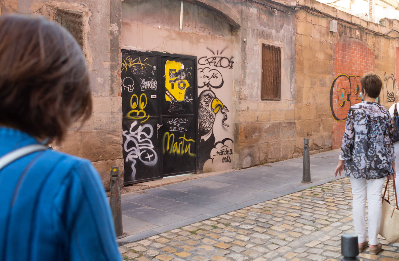 Las visitas guiadas, que tienen lugar entre este viernes y el próximo sábado, 1 de agosto, desvelan los secretos e historias de los murales que decoran el callejero logroñés 