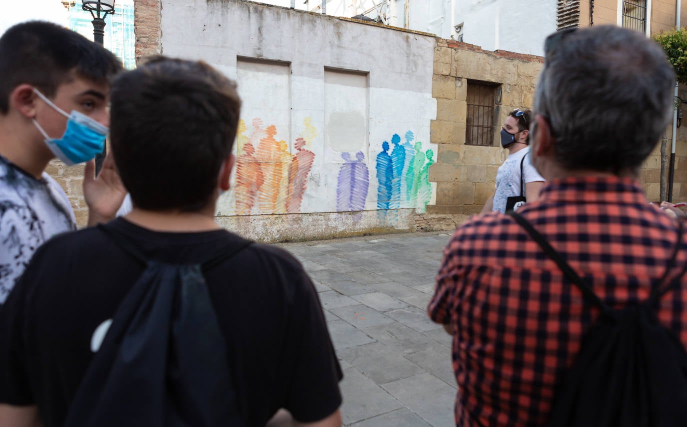 Las visitas guiadas, que tienen lugar entre este viernes y el próximo sábado, 1 de agosto, desvelan los secretos e historias de los murales que decoran el callejero logroñés 