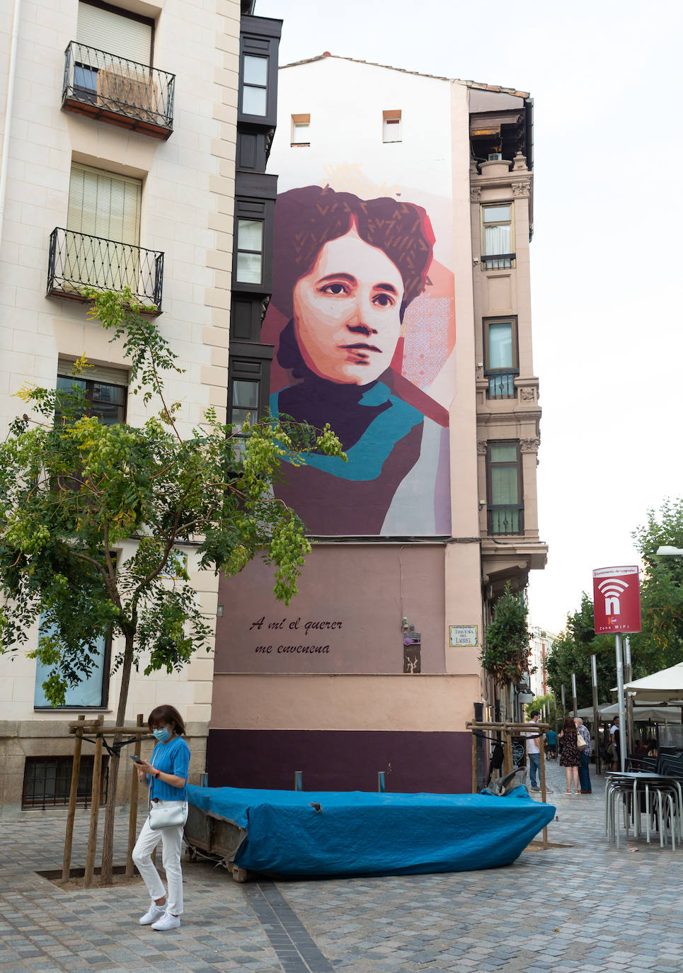 Las visitas guiadas, que tienen lugar entre este viernes y el próximo sábado, 1 de agosto, desvelan los secretos e historias de los murales que decoran el callejero logroñés 