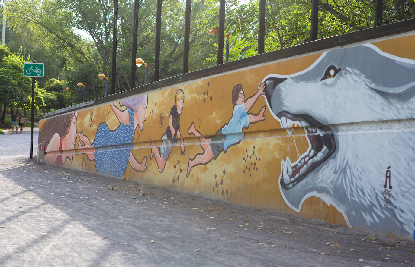 Las visitas guiadas, que tienen lugar entre este viernes y el próximo sábado, 1 de agosto, desvelan los secretos e historias de los murales que decoran el callejero logroñés 