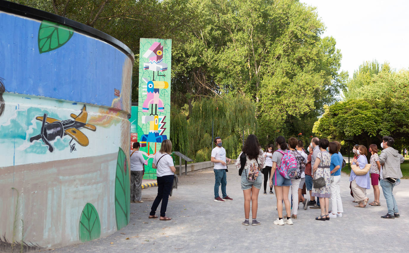 Las visitas guiadas, que tienen lugar entre este viernes y el próximo sábado, 1 de agosto, desvelan los secretos e historias de los murales que decoran el callejero logroñés 