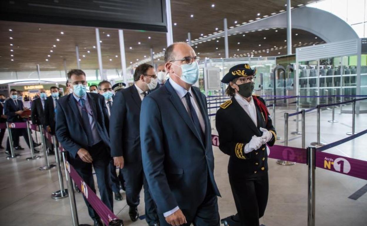 El primer ministro francés Jean Castex visita el aeropuerto Paris-Charles de Gaulle 