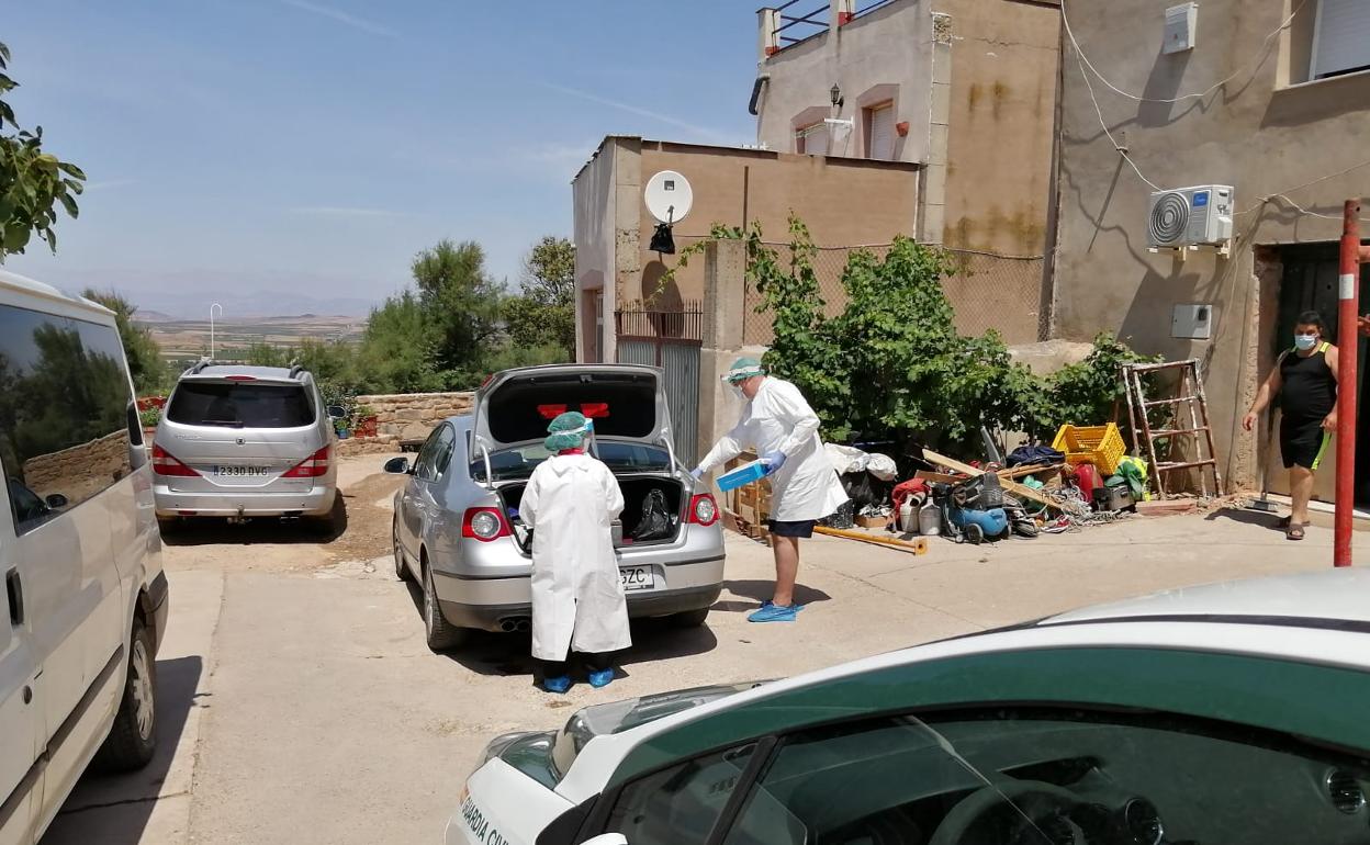 Efectivos sanitarios en Ausejo, en la mañana de este viernes.