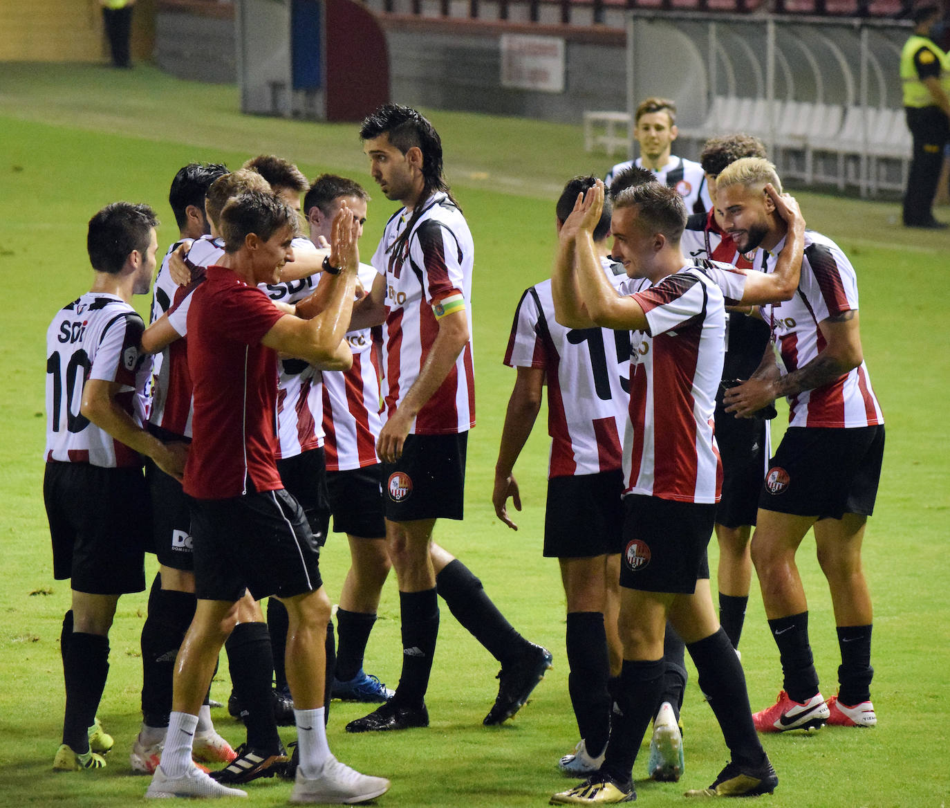 Los blanquirrojos llegan a la categoría de bronce del fútbol español tras empatar con el Varea en Las Gaunas