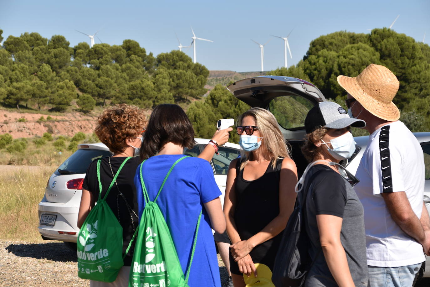 El Consejo de la Juventud de Calahorra organizó ayer el 'Reto verde' para limpiar el entorno del pantano del Perdiguero