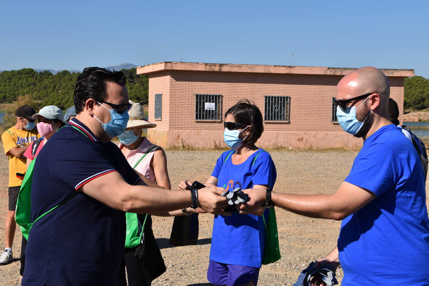 El Consejo de la Juventud de Calahorra organizó ayer el 'Reto verde' para limpiar el entorno del pantano del Perdiguero