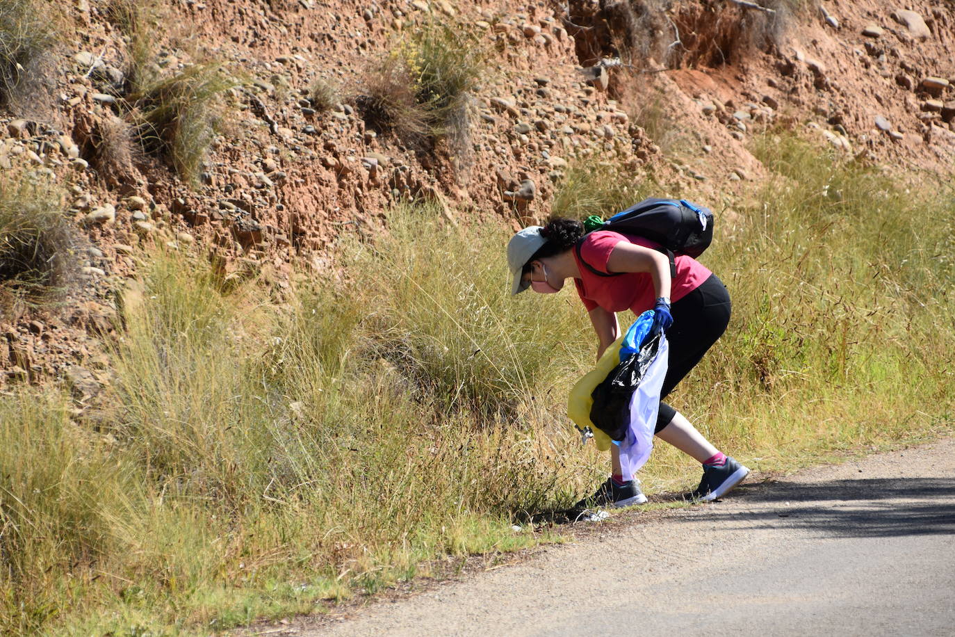 El Consejo de la Juventud de Calahorra organizó ayer el 'Reto verde' para limpiar el entorno del pantano del Perdiguero