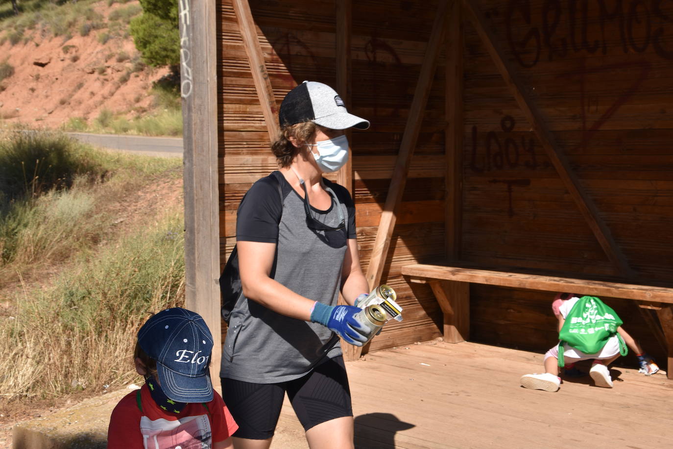 El Consejo de la Juventud de Calahorra organizó ayer el 'Reto verde' para limpiar el entorno del pantano del Perdiguero