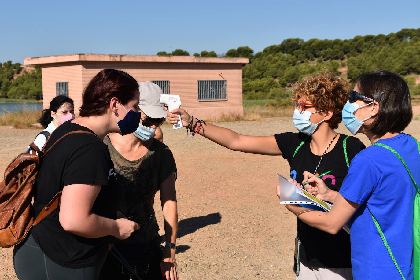 El Consejo de la Juventud de Calahorra organizó ayer el 'Reto verde' para limpiar el entorno del pantano del Perdiguero