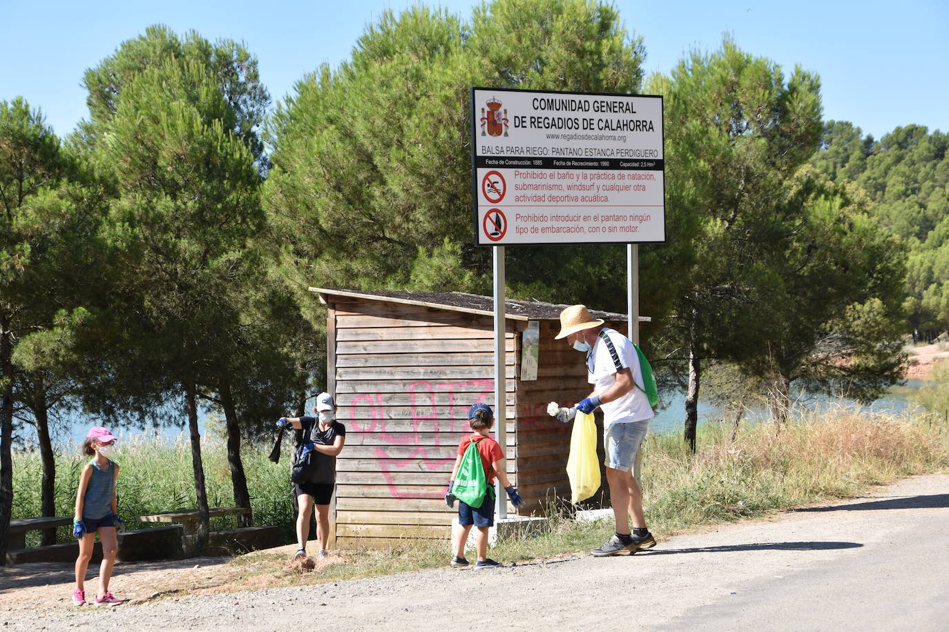 El Consejo de la Juventud de Calahorra organizó ayer el 'Reto verde' para limpiar el entorno del pantano del Perdiguero