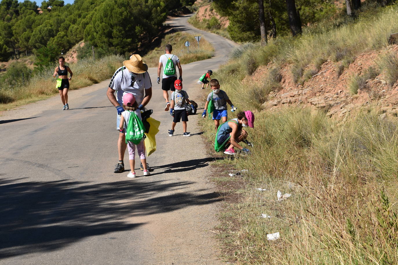 El Consejo de la Juventud de Calahorra organizó ayer el 'Reto verde' para limpiar el entorno del pantano del Perdiguero