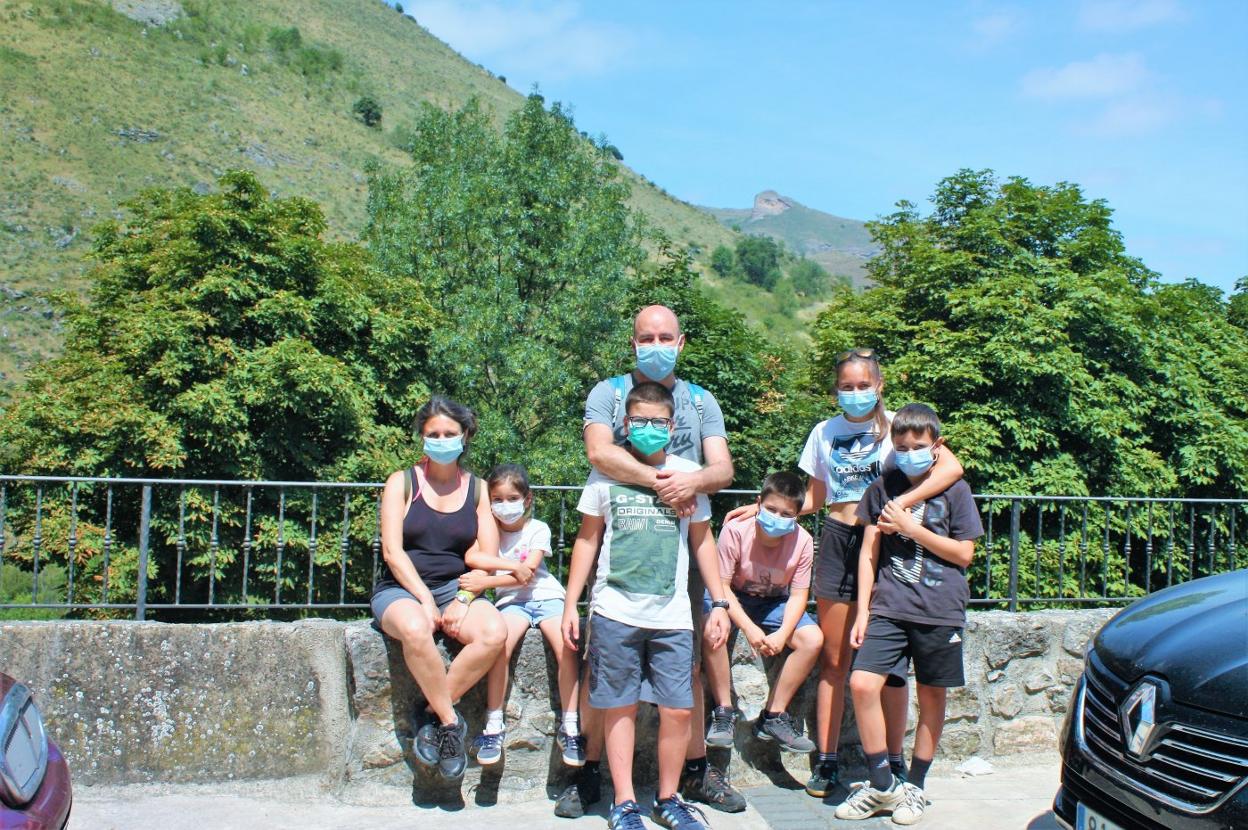 Pepe Rueda y familia, tras en paseo hasta el pico del fondo. 