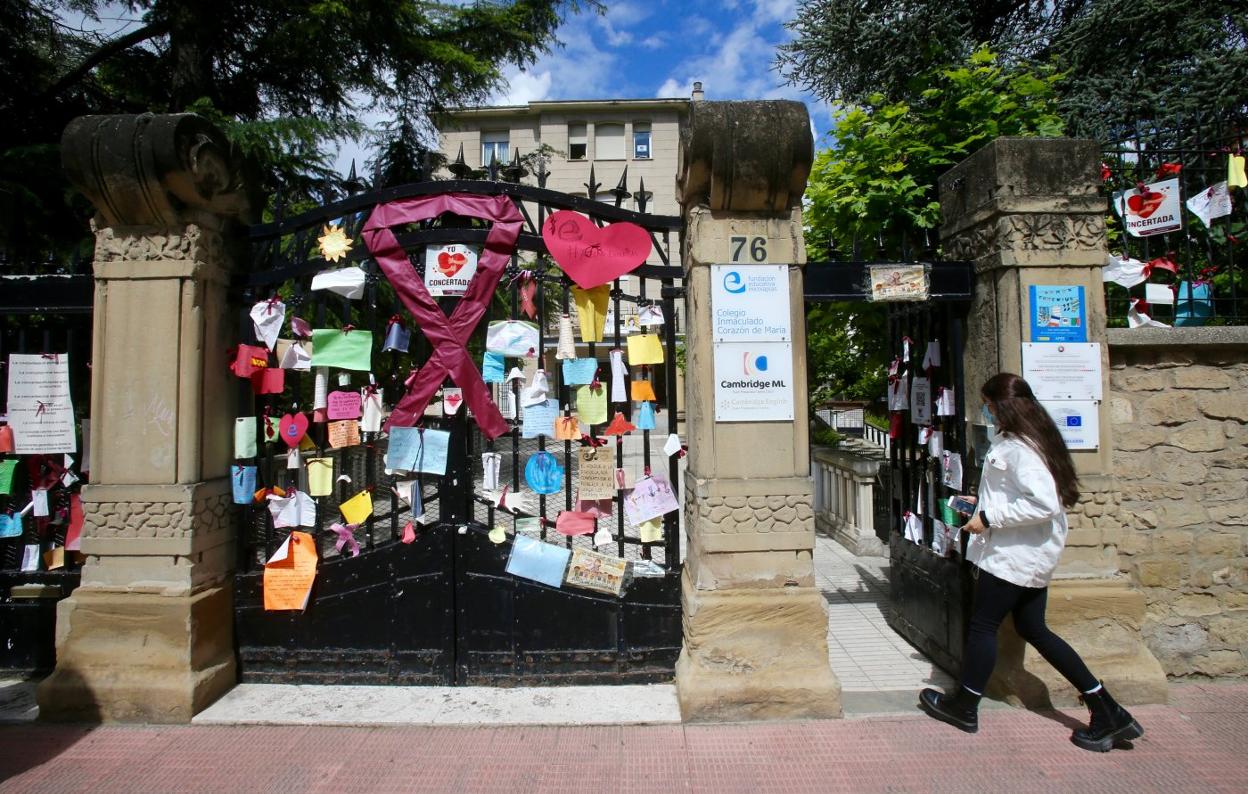 Mensajes de apoyo a Escolapias en la puerta del centro. 