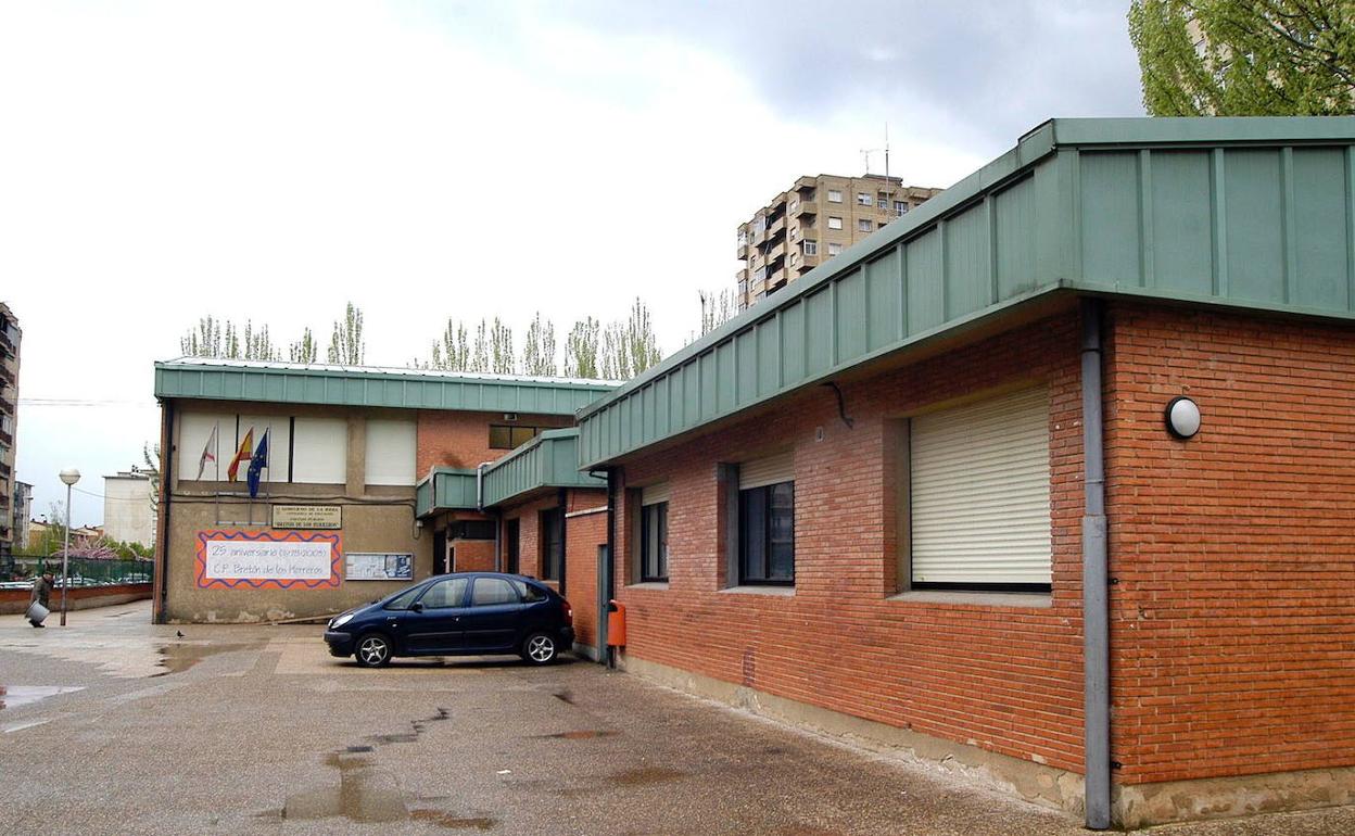 «No hemos pedido un aumento de sueldo y no lo aceptamos tal y como se ha planteado», dicen los directivos de 53 colegios públicos