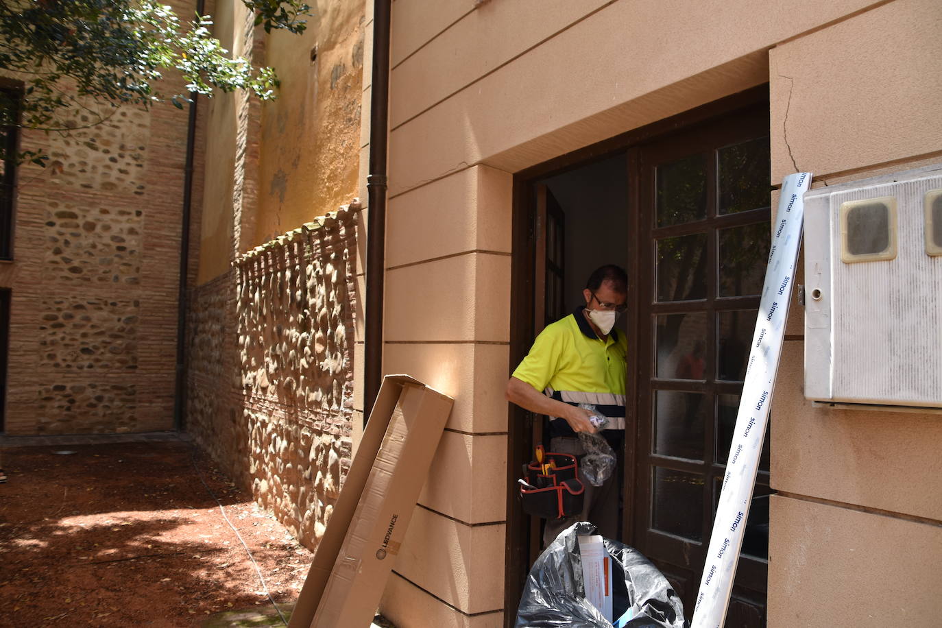 La Casa Carramiñana, en plena zona histórica de Calahorra, en la calle San Andrés, ha sido reformada y adaptada en su totalidad para albergar la oficina técnica de urbanismo y casco antiguo. Incluirá además el traslado al edificio de los responsables de agricultura y medio ambiente.