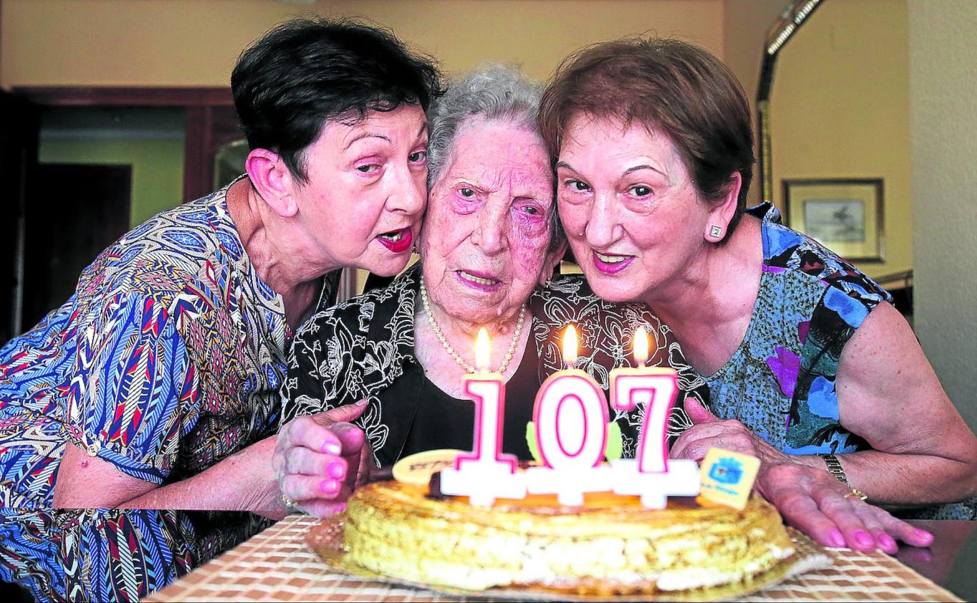 Felisa, flanqueada por sus hijas María Luisa y Araceli. 