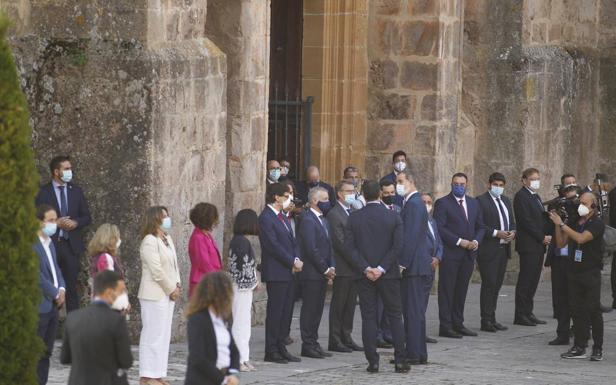 Imagen principal - Arriba, el rey saluda a los presidentes Abajo, un saludo real para los vecinos presentes y la llegada de la presidenta navarra, María Chivite