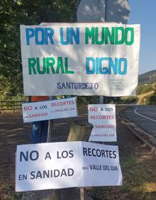 Imagen secundaria 2 - Arriba, protestas en Santurde. Abajo, más imágenes de los carteles colocados en Berceo