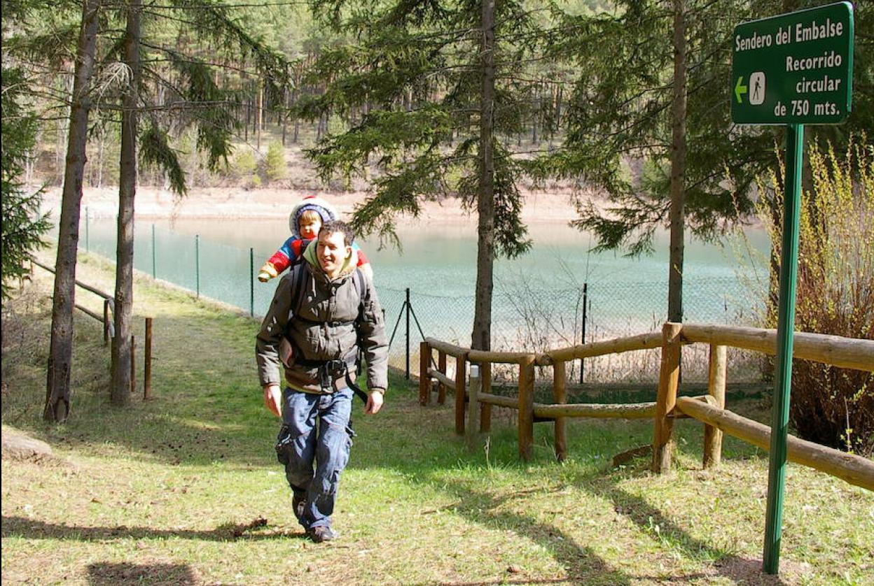 Familia. La finca de Ribavellosa cuenta con diferentes rutas accesibles y asequibles.