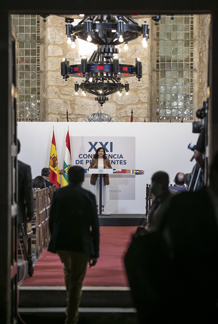 Poco a poco fueron presentándose en Yuso y se situaron para entrar a la celebración de la reunión