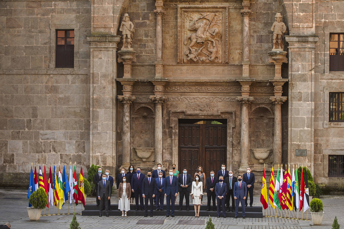 Poco a poco fueron presentándose en Yuso y se situaron para entrar a la celebración de la reunión