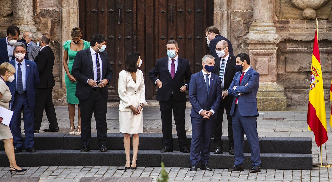 Poco a poco fueron presentándose en Yuso y se situaron para entrar a la celebración de la reunión