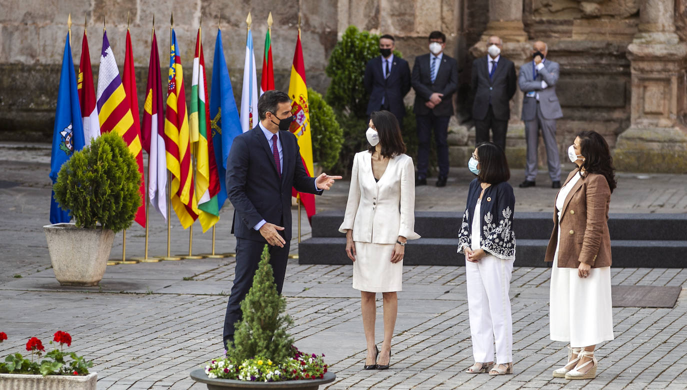 Poco a poco fueron presentándose en Yuso y se situaron para entrar a la celebración de la reunión