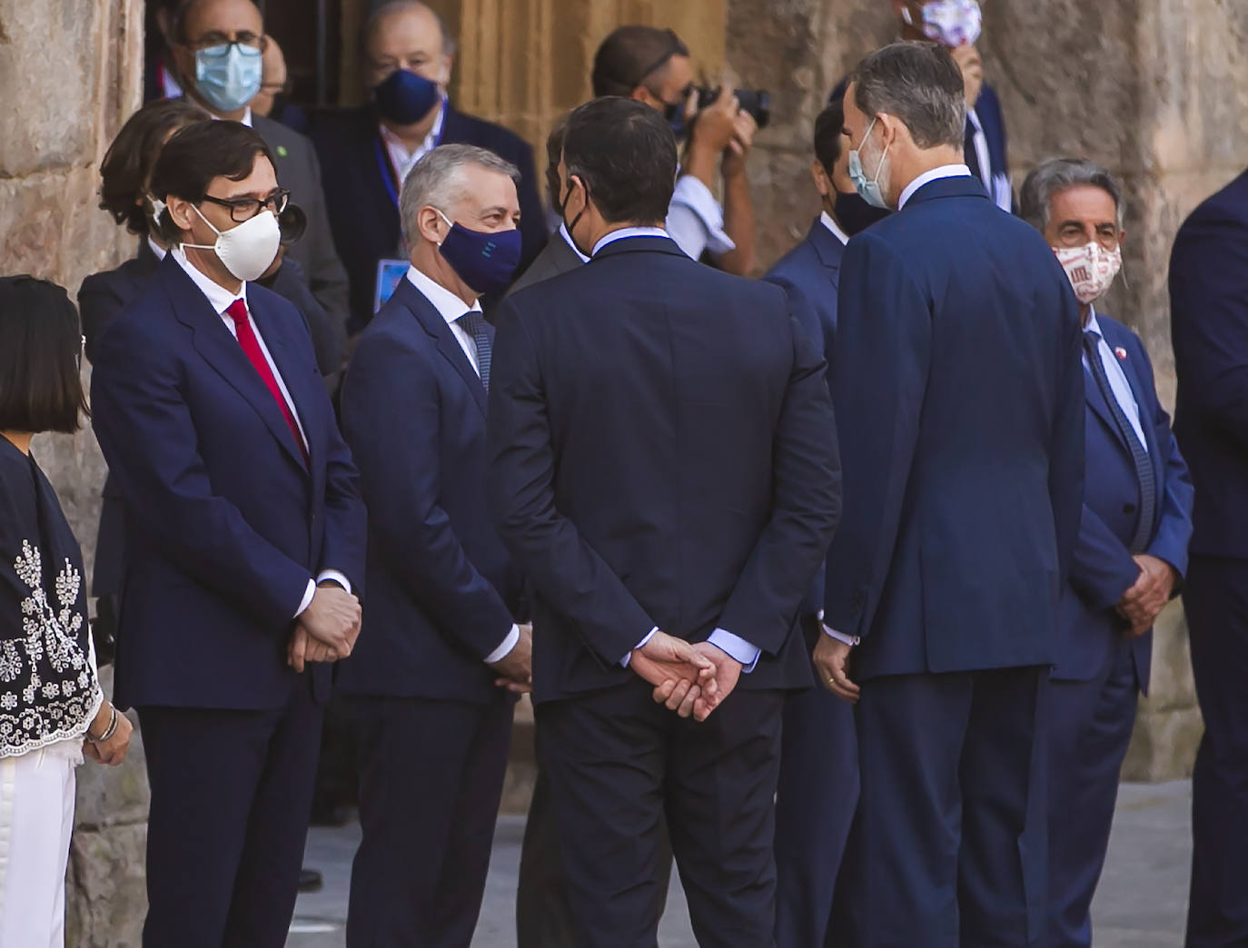 Felipe VI ha saludado a la gente que le ha dado la bienvenida, así como a cada uno de los políticos de la Conferencia de Presidentes