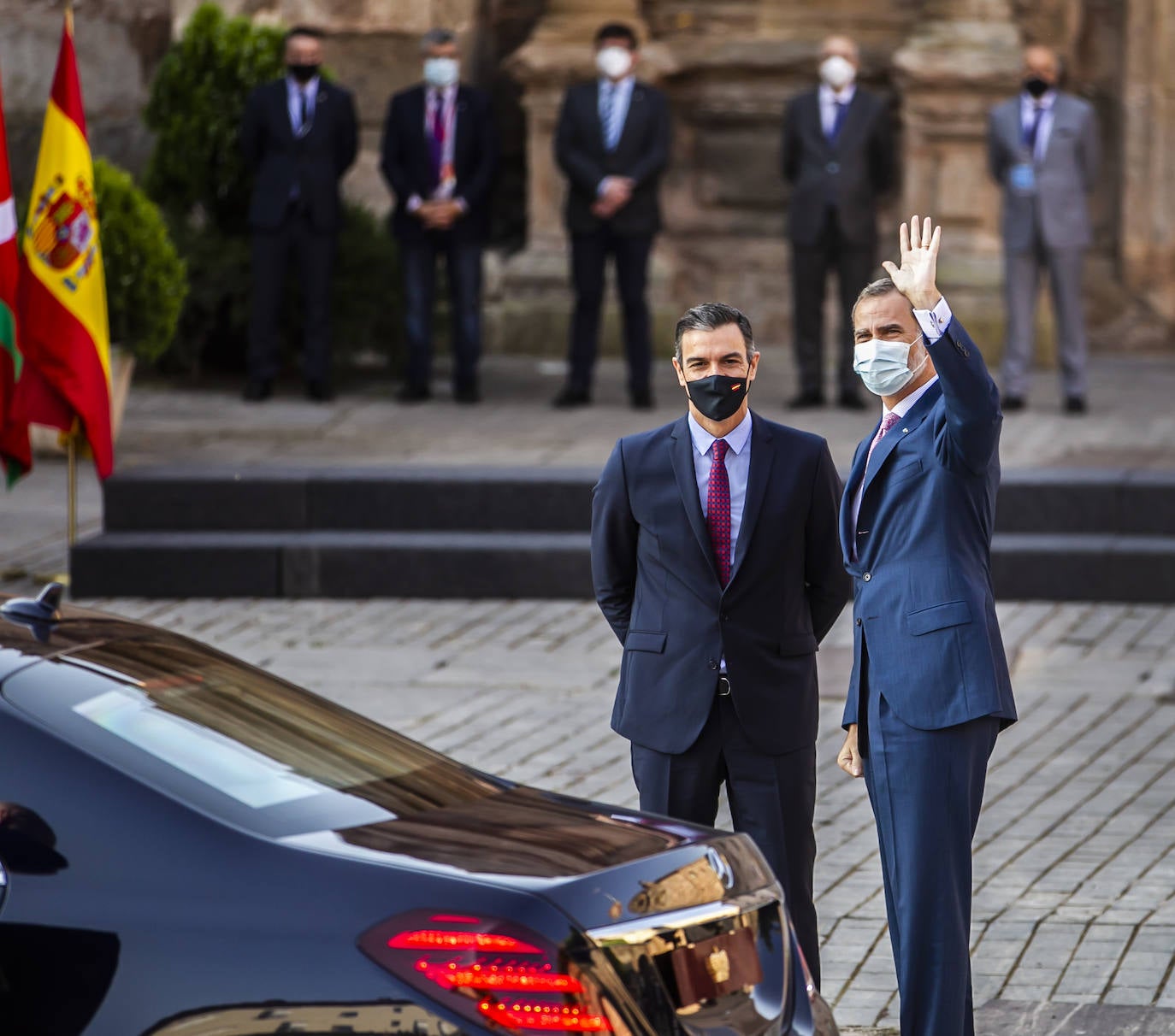 Felipe VI ha saludado a la gente que le ha dado la bienvenida, así como a cada uno de los políticos de la Conferencia de Presidentes